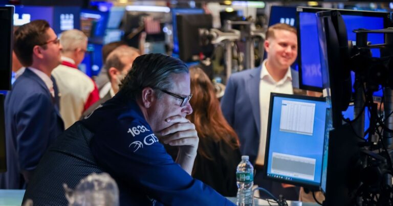 Sigue la tensión en los mercados: sube el dólar y caen más de 4% las acciones