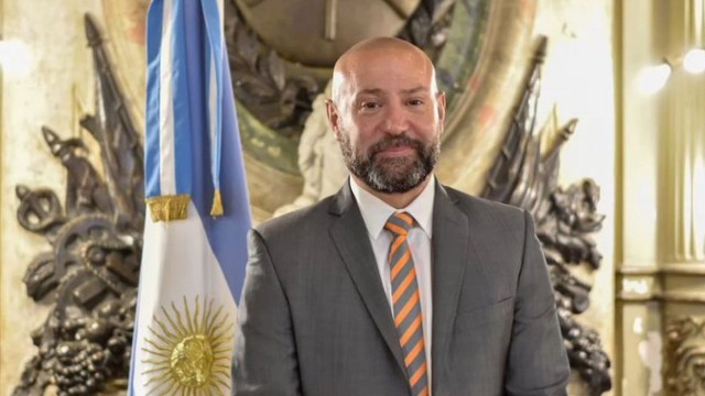 Según el Gobierno, la agencia de Spagnuolo pagó 30% más por medicamentos