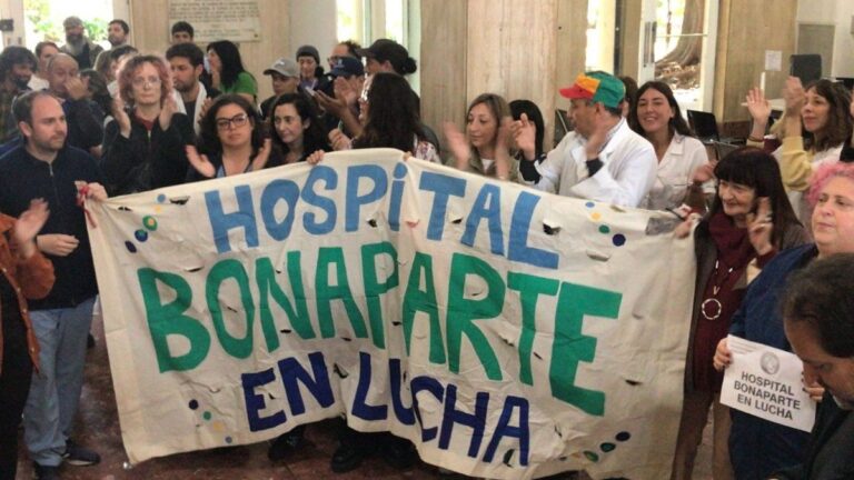 Protesta en el Hospital Bonaparte: denuncian faltante de medicamentos y cierre de servicios