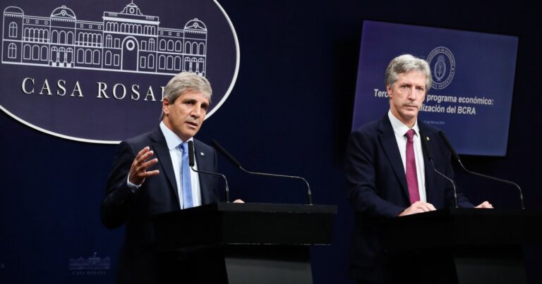 Luis Caputo no solo interviene en el dólar futuro, también vende dólares del Tesoro para tranquilizar la plaza