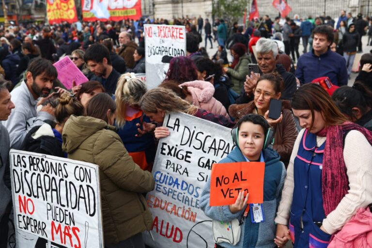 El modelo se resquebraja: entre la motosierra, los bancos y la calle