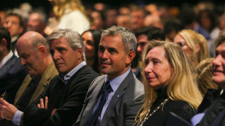 Crisis política en el Gobierno: la trama de coimas generó parálisis y desconfianza mutua a días de la elección