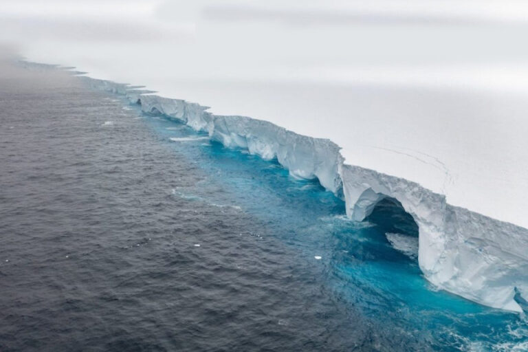 Un iceberg gigante se derrite frente a la Antártida