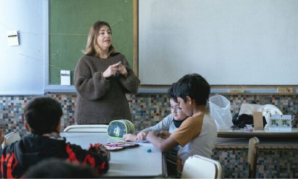 Estudiantes de la escuela N 20 recibieron el taller literario enmarcado en la 3 feria municipal del libro de Rawson