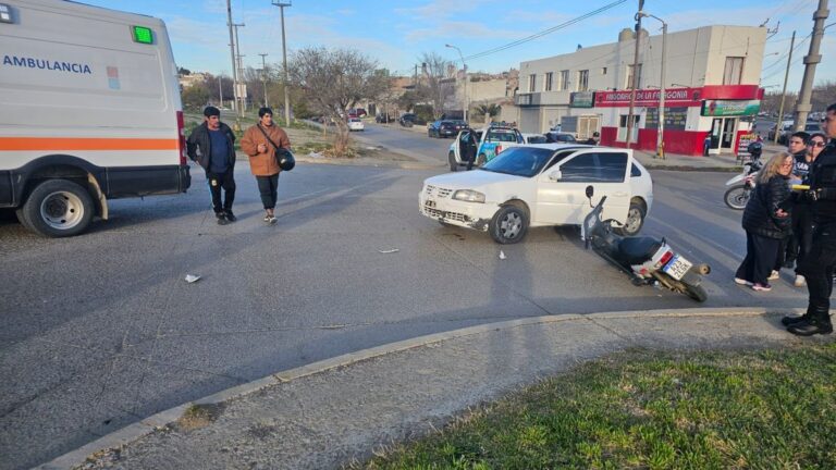 Una motociclista lesionada en un choque contra un auto