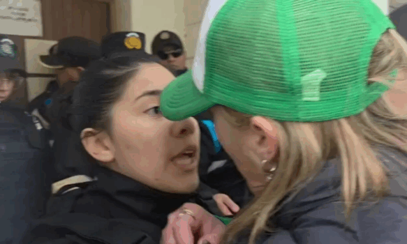 Pegarle a un policía no es gratis