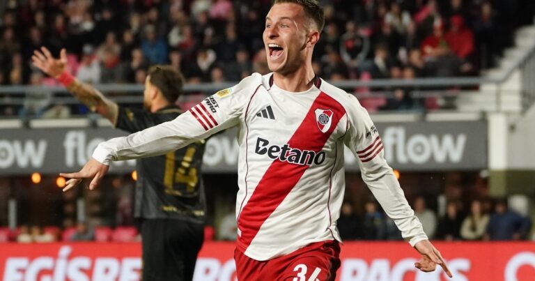 River se complicó solo y jugó más de un tiempo con 10 pero le ganó a Estudiantes, es líder y llega entonado al choque con Palmeiras en la Copa