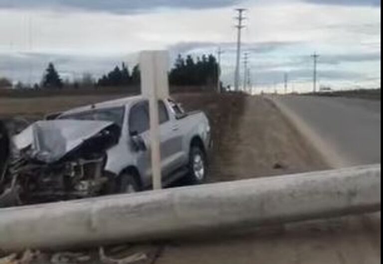 Un adolescente borracho chocó la camioneta contra un poste y provocó un corte masivo de luz en Río Gallegos