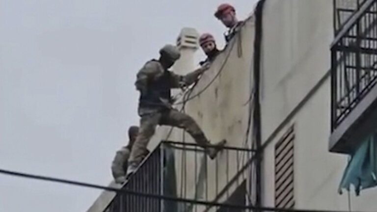 Tensión en Boedo: un hombre tomó de rehenes a su pareja y a una niña antes de entregarse