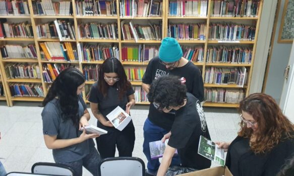 El Gobierno provincial entregó libros a establecimientos educativos artísticos de Trelew y Esquel