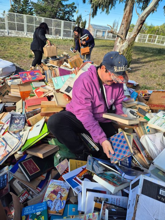 Polémica en Comodoro: tiraron libros históricos de la primera biblioteca popular del Chubut