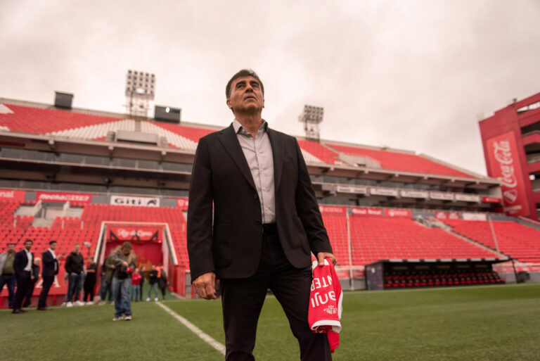 Independiente presentó a Gustavo Quinteros como nuevo entrenador
