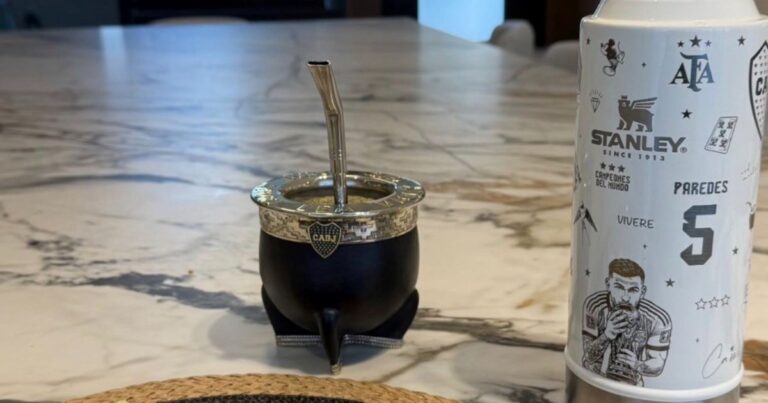 Paredes, desayuno bostero, a la espera de otra práctica de fútbol en la Bombonera