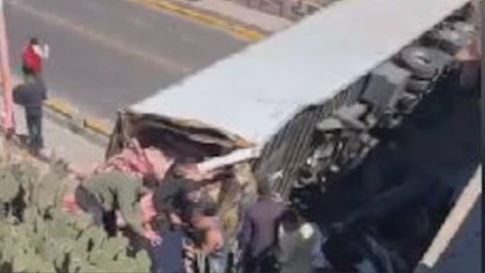 Un camión coin carne volcó en Mendoza: los vecinos intentaron robar la carga y la policía intervino con balas de goma