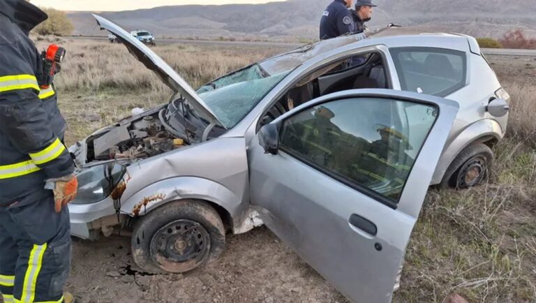Brutal accidente sobre la ruta 40: una policía volcó y fue asistida por bomberos