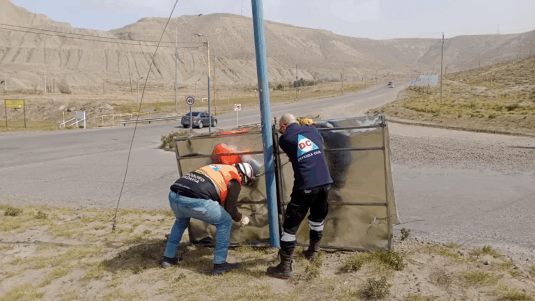 Ráfagas de casi 100 km/h arrancaron parte de un cartel en el Camino Centenario