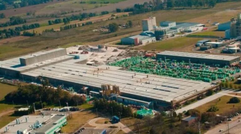 Cerró una importante empresa de cerámicos: la historia del conflicto que tiene en vilo a 300 trabajadores