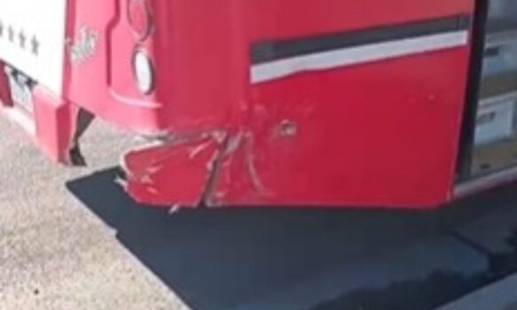 Chocaron un auto y un colectivo en el ingreso al barrio Inta