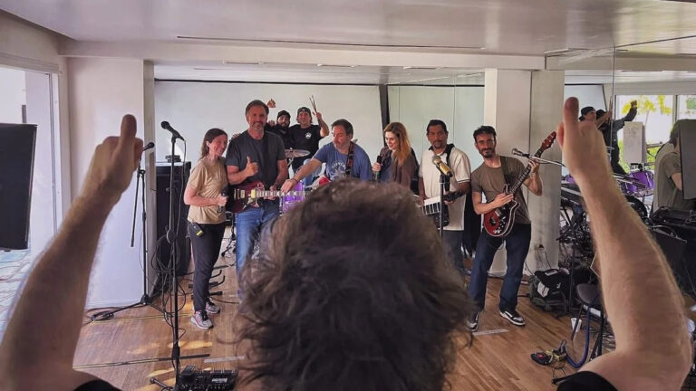 Milei ensaya para el show de este lunes en el Movistar Arena