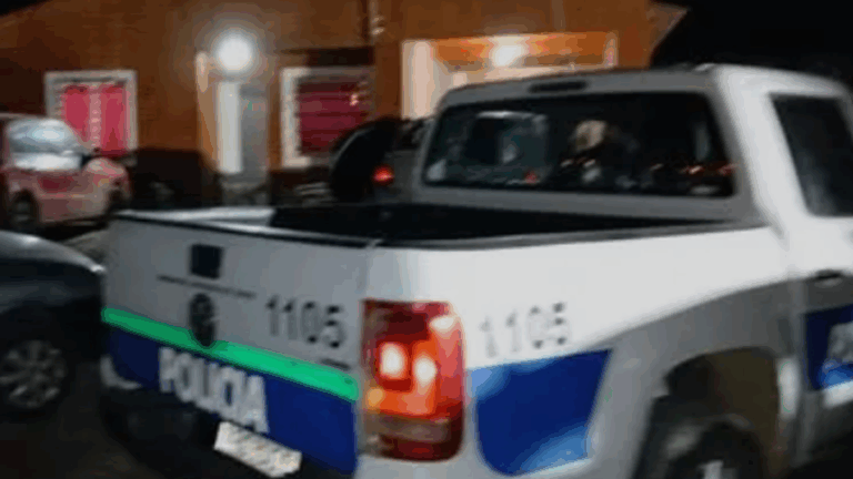 Vecinos detuvieron a tres hombres que robaban en una vivienda