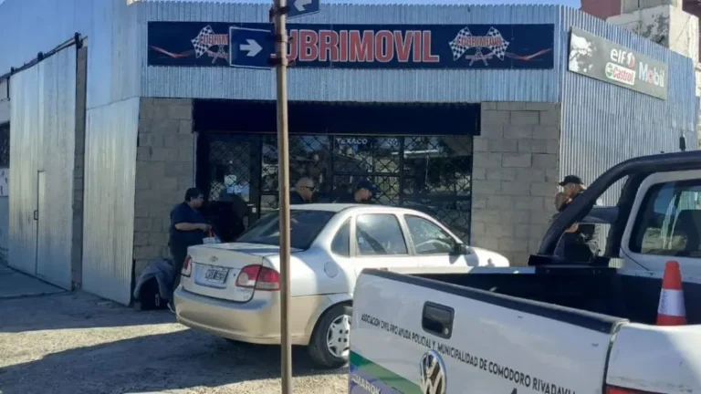 Se descompensó y chocó contra un lubricentro en el barrio José Fuchs