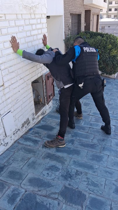 Detuvieron a un hombre luego de robar una batería de auto en el centro de Comodoro