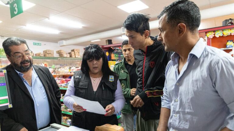 El 24 los comercios cierran a las 17 y el 31 a las 16