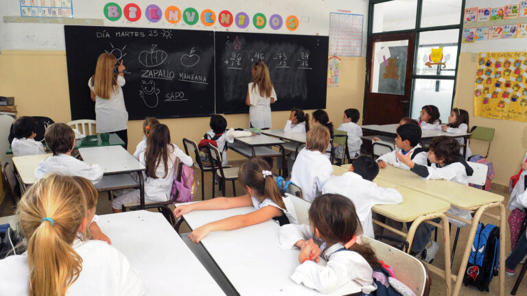 Cada vez hay más maestros, pero para menos alumnos