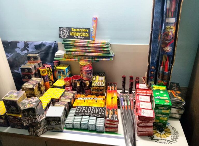 Secuestro récord de pirotecnia en el valle de Chubut: en un allanamiento hallaron un arma