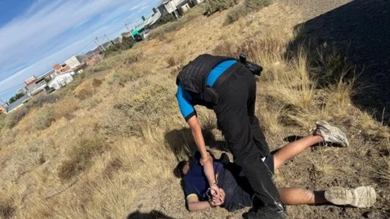 Robo en un auto, persecución y un detenido en Km 8