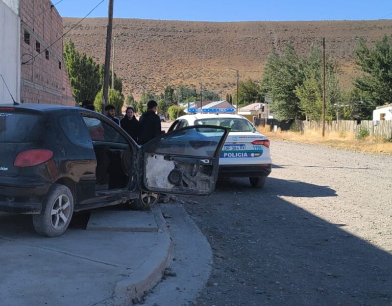 Colisión vehicular en Río Mayo: una conductora perdió el control y chocó contra un cantero