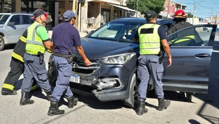 Impactante choque en Centenario: terminó con tres personas hospitalizadas
