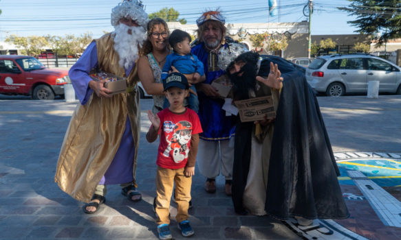 Gran convocatoria de familias en la llegada de los reyes magos en Rawson