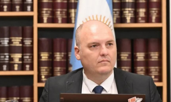 El juez de la IA ahora fue denunciado por usar los tribunales de Esquel para vender cursos online