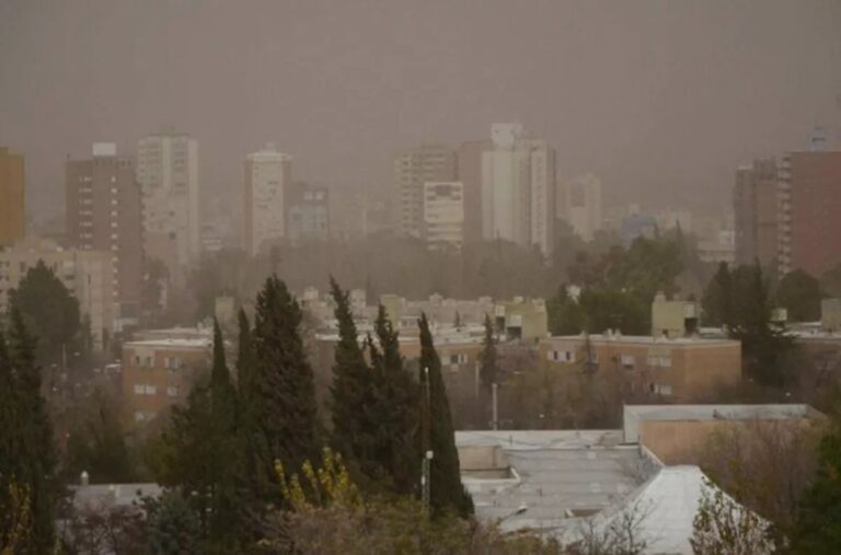 Viento, frío y cielo cambiante: el lunes arranca inestable en Neuquén
