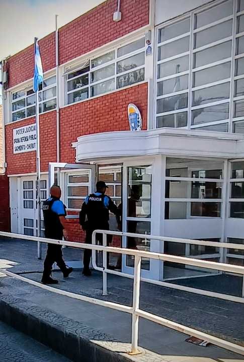 Violó una orden de restricción, se metió en la casa de su ex y fue atrapado en un insólito escondite