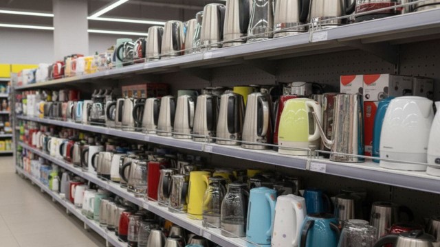 Carrefour, Coto y Jumbo liquidan pavas eléctricas con hasta 51% de descuento