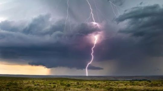Tragedia durante la tormenta en Chaco: una mujer murió tras la caída de un rayo en una zona rural
