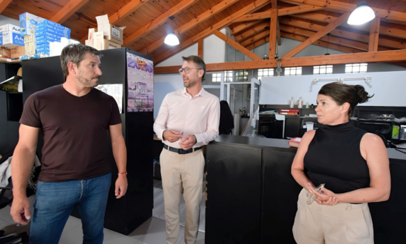 Merino visitó Farmacia Gutiérrez y dialogó con sus dueños