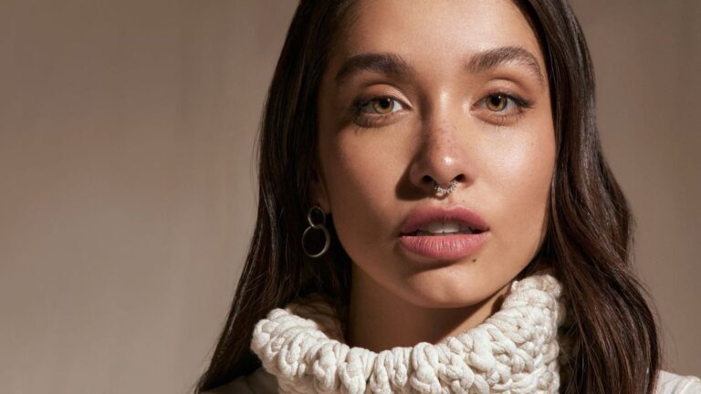 María Becerra ayudó a equipar brigadas que combaten los incendios