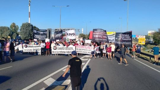 Lustramax: despidos, amenazas y un conflicto gremial en pleno debate por la Reforma Laboral