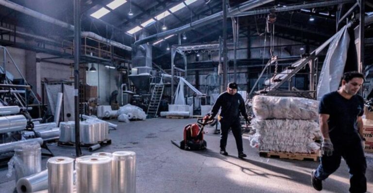 Reforma esclavista. Con Milei cierra una empresa por hora y hay 371 despidos por día