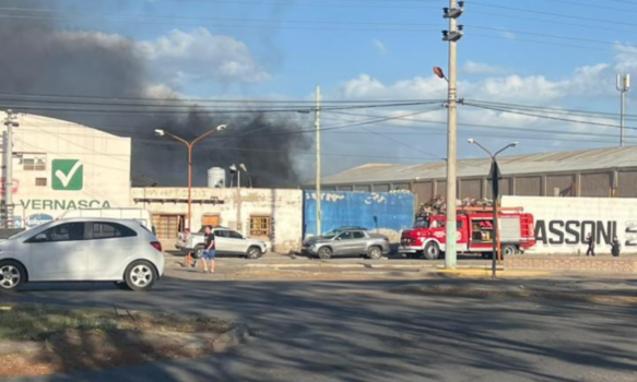 Bomberos controlaron un nuevo foco de incendio en una cartonera en Trelew