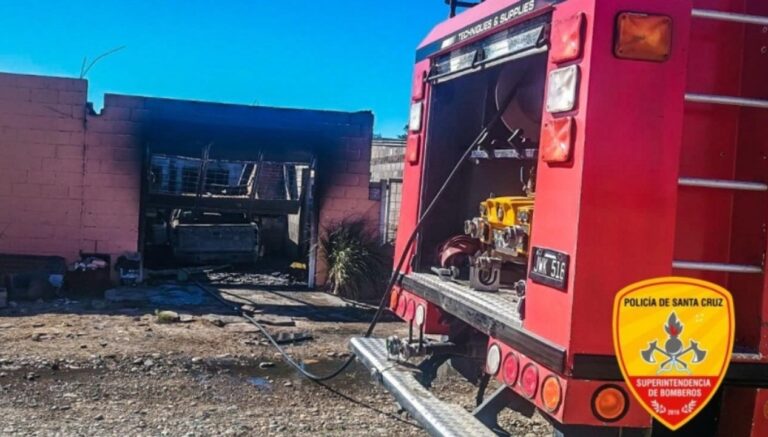 Incendio en Santa Cruz: un vehículo se prendió fuego en el garaje y su dueño resultó herido