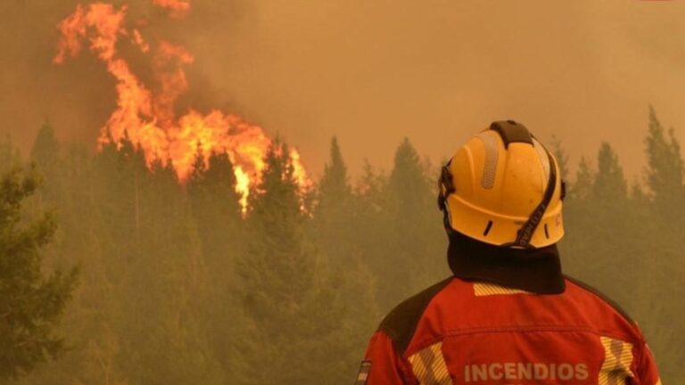 Advierten que el fuego podría avanzar hacia Esquel por la dirección del viento