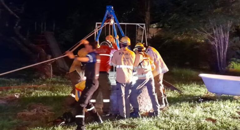 Dramático rescate: su hija cayó a un aljibe, él se tiró detrás de ella y tuvo que intervenir bomberos