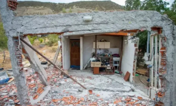 Se les derrumbó la casa pero así y todo pretenden que sigan pagando el alquiler