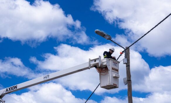 Refuerzan y renuevan luminarias en el sector El Elsa de cara a la Fiesta del Río