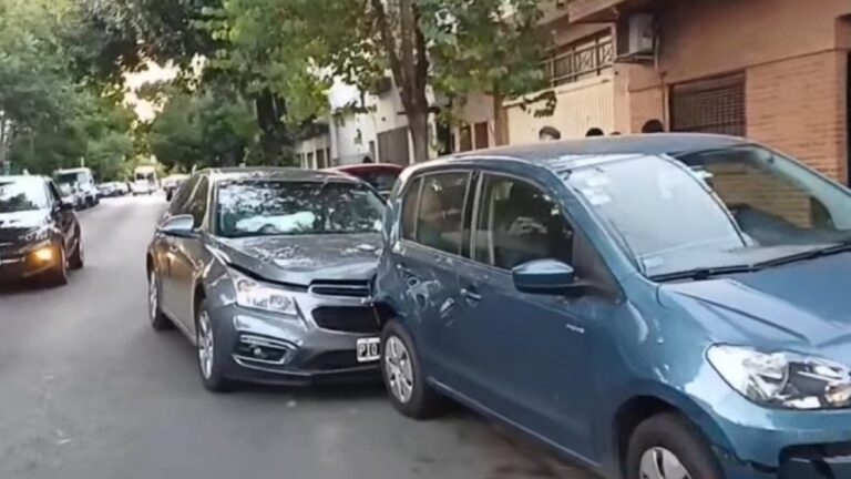 Un conductor perdió el control de su auto y embistió a dos vehículos estacionados en Mataderos