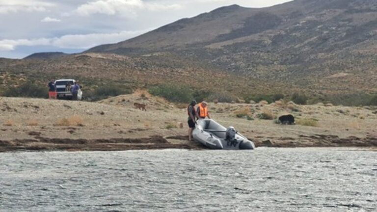 Rescatan a dos hombres en el Lago Musters